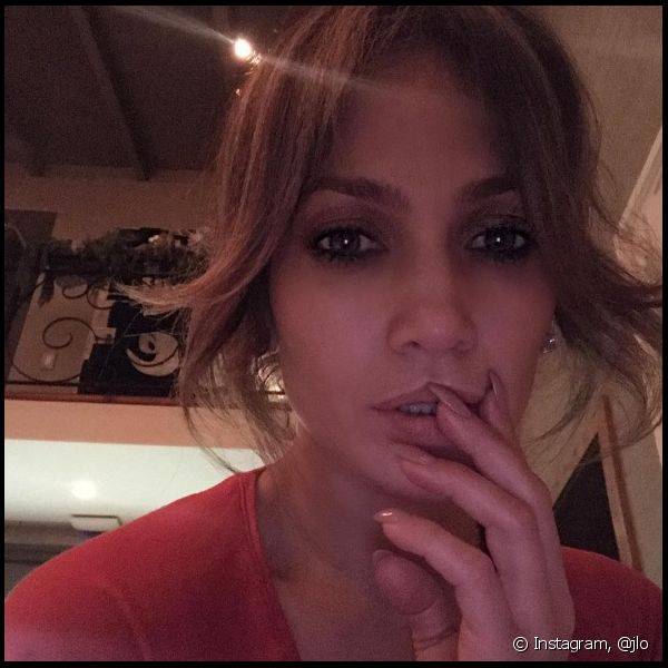 Jennifer Lopez tamb?m optou pelo minimalismo e usou apenas l?pis preto esfumado na linha de c?lios inferior e batom cor de boca (Foto: Instagram @jlo)